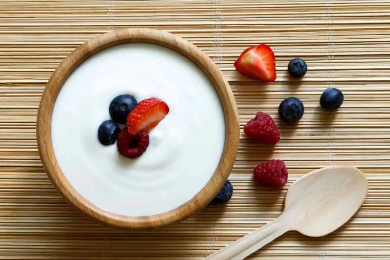 Yogurt a colazione: perché può causare gonfiore se combinato con certi alimenti Yogurt a colazione: perché può causare gonfiore se combinato con certi alimenti