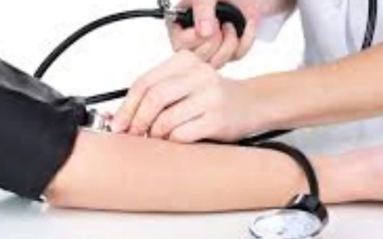 Pressione bassa in estate: i sintomi da non ignorare e i cibi che aiutano Pressione bassa in estate: i sintomi da non ignorare e i cibi che aiutano