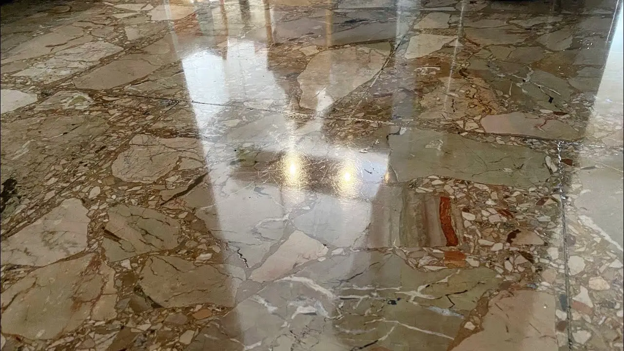 Come lucidare i pavimenti senza cere: il metodo con sapone di Marsiglia che stupisce tutti Come lucidare i pavimenti senza cere: il metodo con sapone di Marsiglia che stupisce tutti
