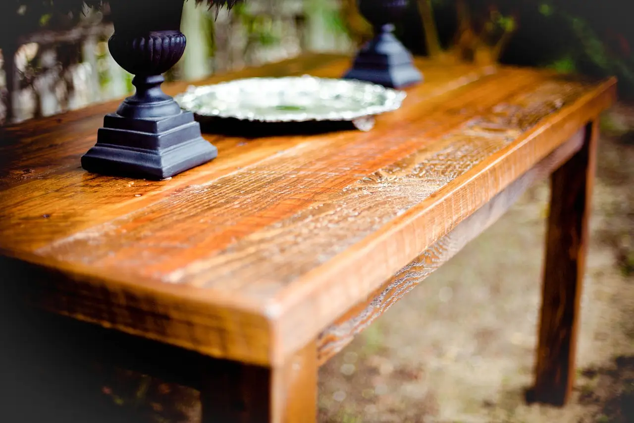 Applica subito questa soluzione fai da te e il tavolo di legno tornerà come nuovo Applica subito questa soluzione fai da te e il tavolo di legno tornerà come nuovo