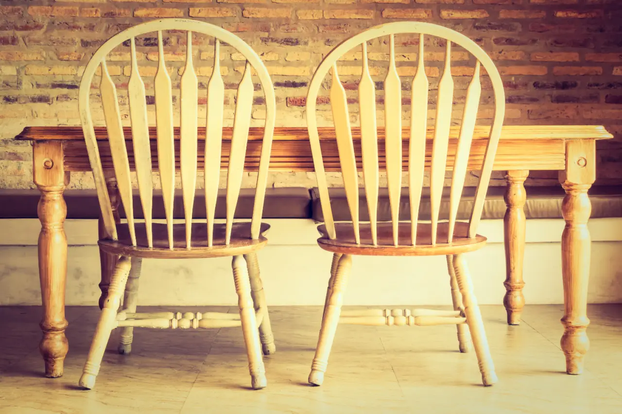 Tavoli e sedie in legno opachi? Scopri subito cosa usare per lucidarli efficacemente Tavoli e sedie in legno opachi? Scopri subito cosa usare per lucidarli efficacemente