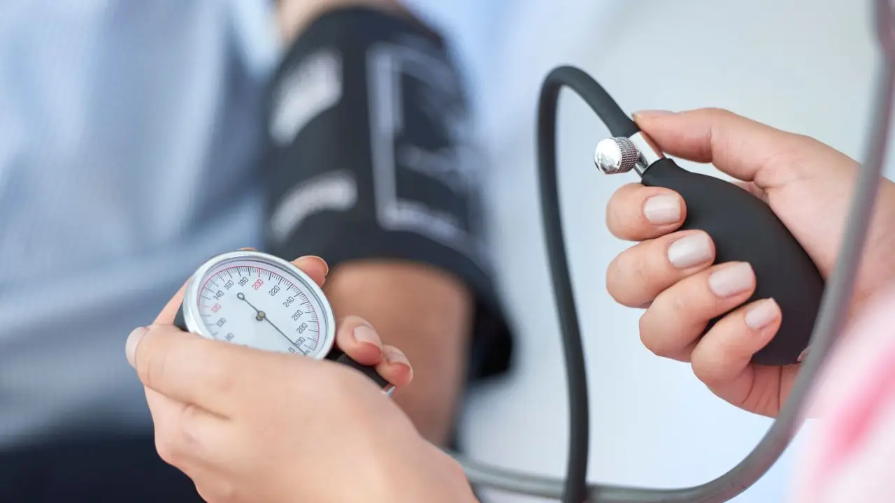 Hai notato pressione alta la sera? Ecco le cause frequenti e cosa fare subito Hai notato pressione alta la sera? Ecco le cause frequenti e cosa fare subito