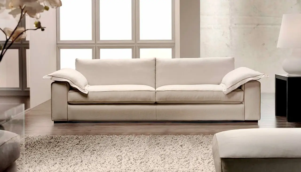 Divano scomodo? Idee pratiche per renderlo più confortevole e trasformare il relax in casa