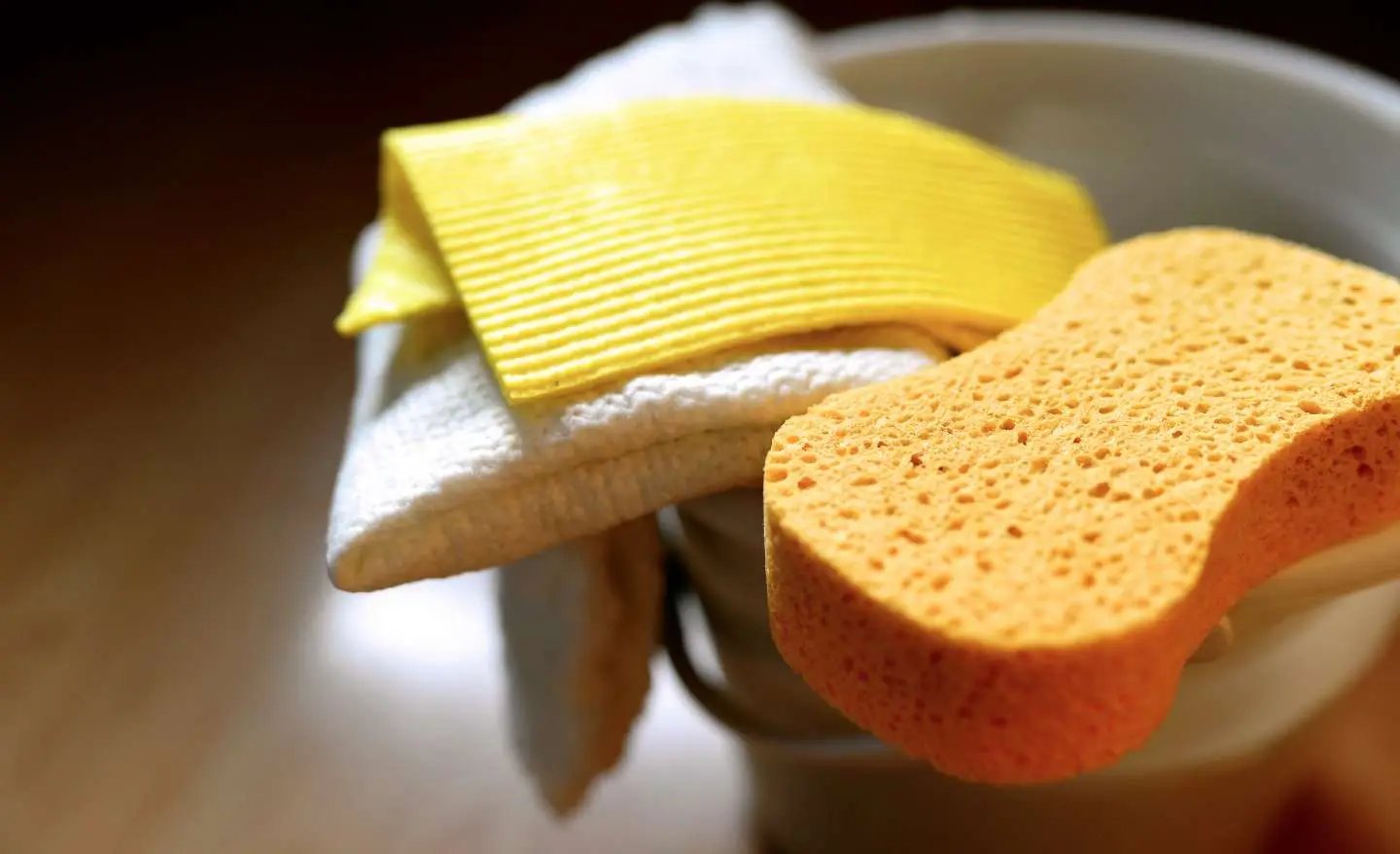 Attenzione alle spugne che usi sui mobili: ecco quelle che graffiano il legno