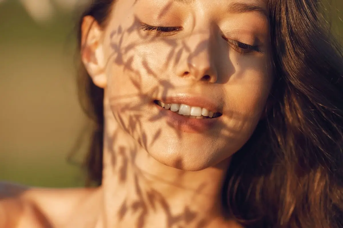 Sai come ottenere un viso abbronzato in poche ore: ecco il segreto delle influencer