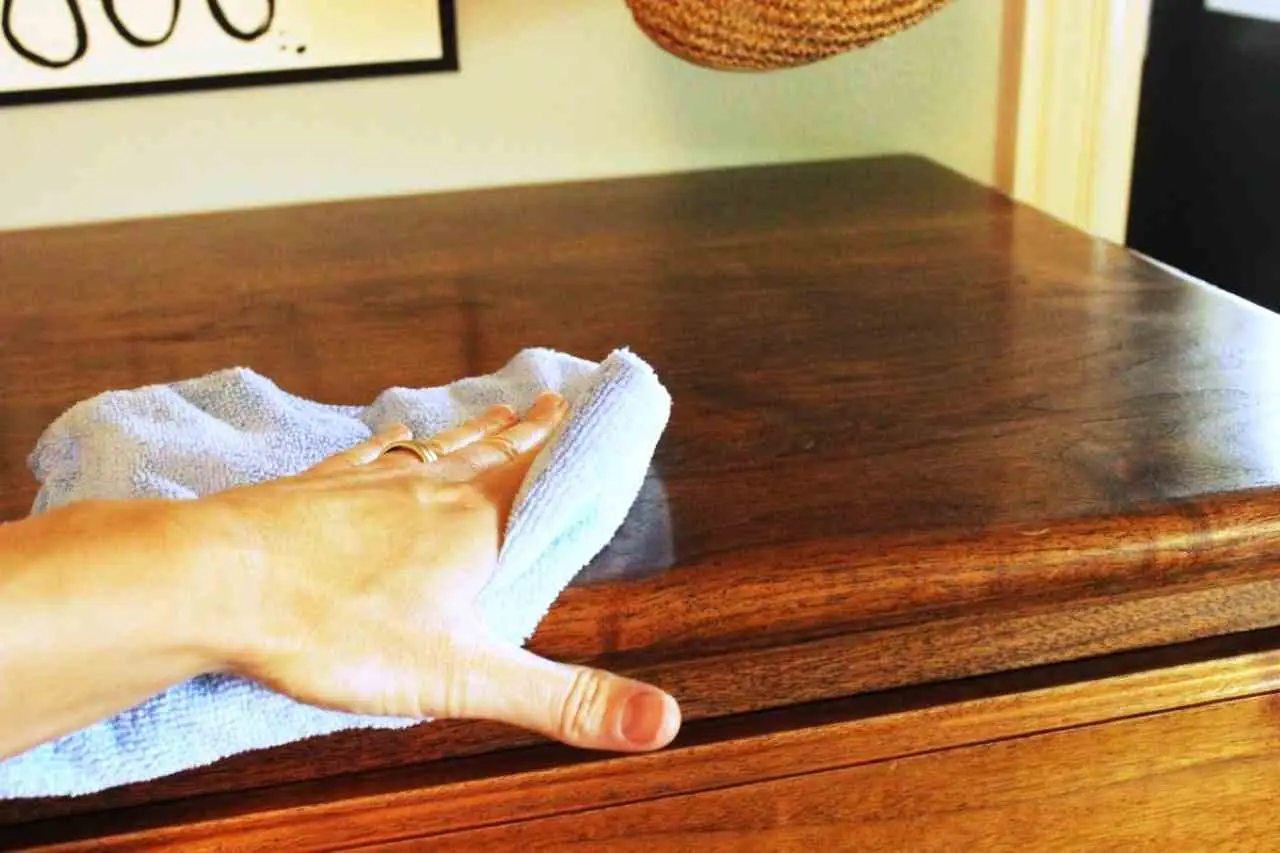 Mobili in legno sempre lucidi: il trucco con olio e limone che funziona davvero Mobili in legno sempre lucidi: il trucco con olio e limone che funziona davvero