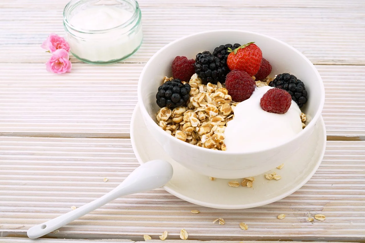 Yogurt a colazione: perché può causare gonfiore se combinato con certi alimenti Yogurt a colazione: perché può causare gonfiore se combinato con certi alimenti