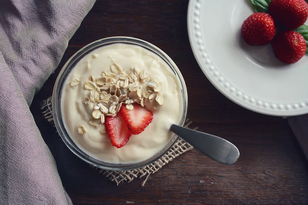 Yogurt a colazione: perché può causare gonfiore se combinato con certi alimenti Yogurt a colazione: perché può causare gonfiore se combinato con certi alimenti