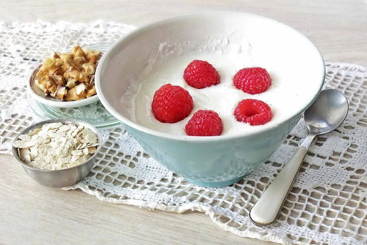 Yogurt a colazione: perché può causare gonfiore se combinato con certi alimenti Yogurt a colazione: perché può causare gonfiore se combinato con certi alimenti