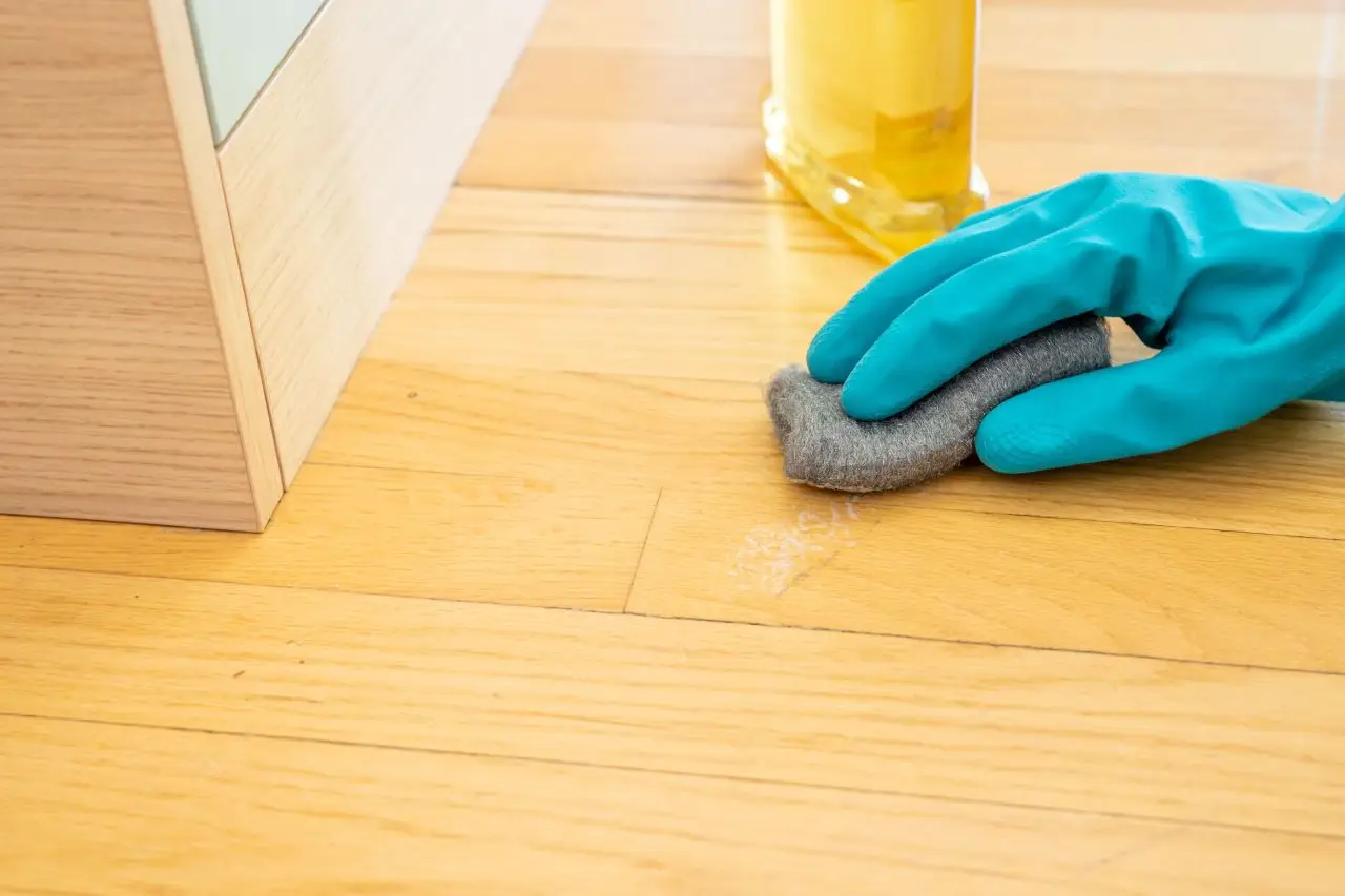 Il trucco della spugna nel secchio: il segreto dei pavimenti senza aloni Il trucco della spugna nel secchio: il segreto dei pavimenti senza aloni