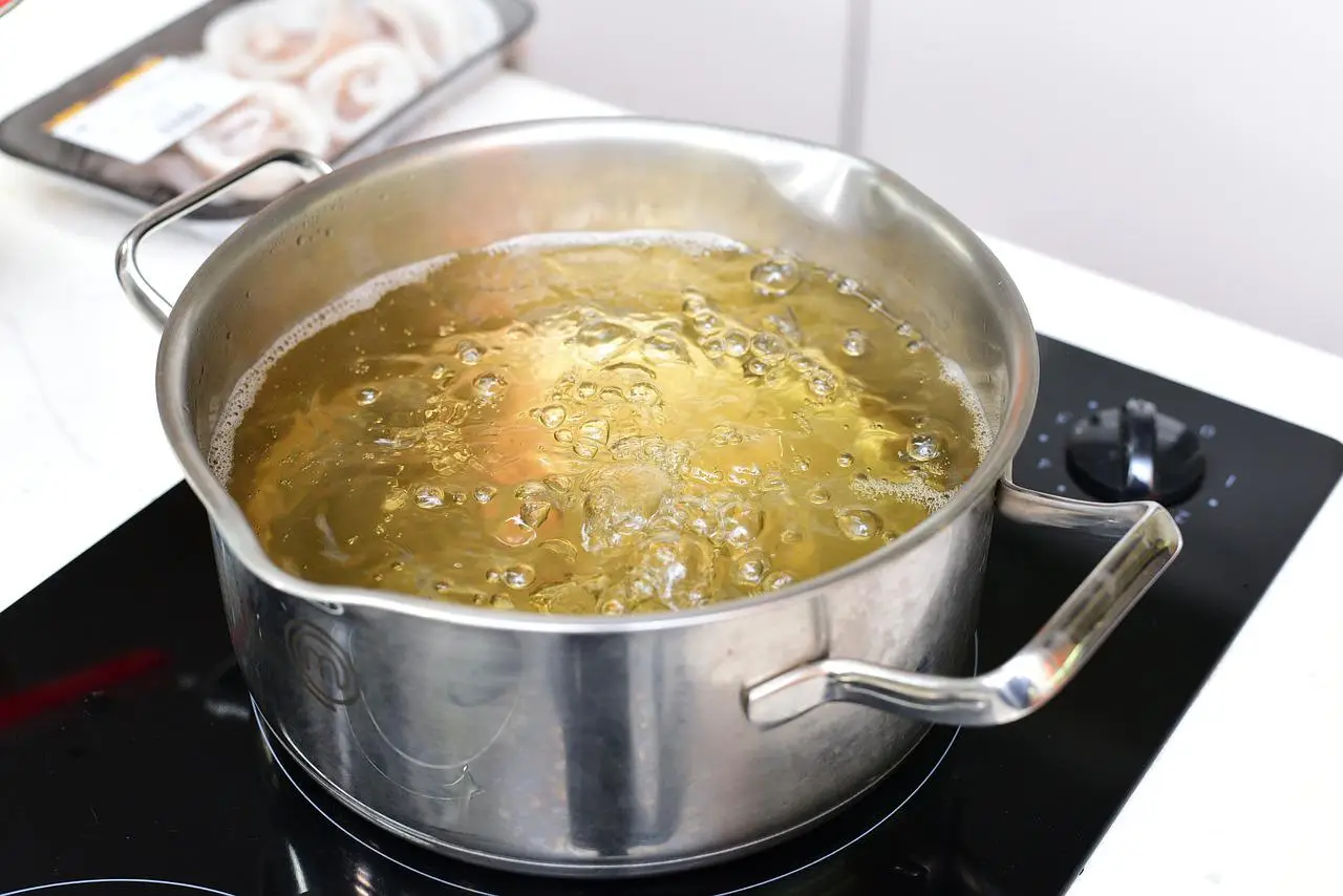 Come eliminare l’odore di fritto con l’aceto caldo: il metodo dei ristoratori Come eliminare l’odore di fritto con l’aceto caldo: il metodo dei ristoratori