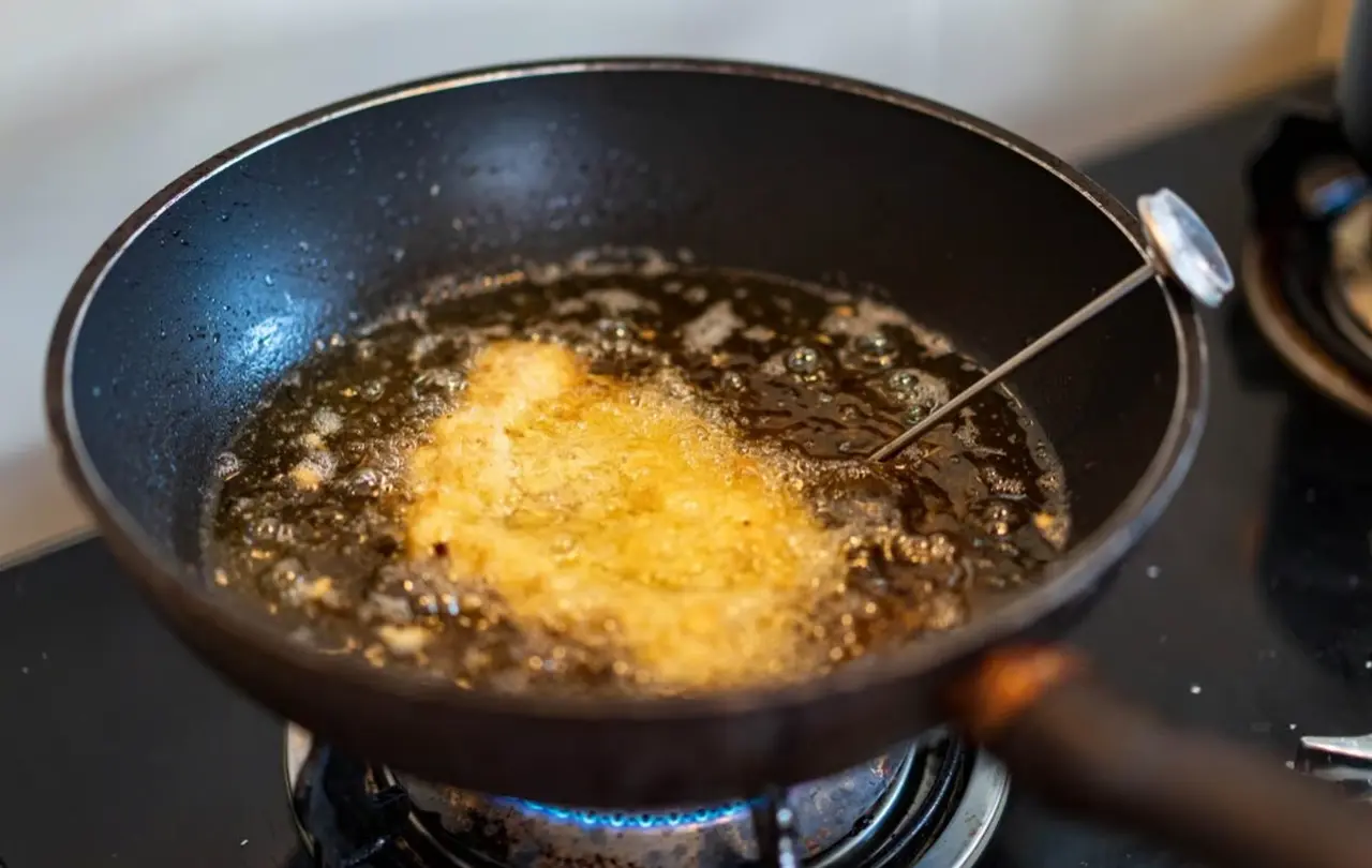 Come eliminare l’odore di fritto con l’aceto caldo: il metodo dei ristoratori Come eliminare l’odore di fritto con l’aceto caldo: il metodo dei ristoratori