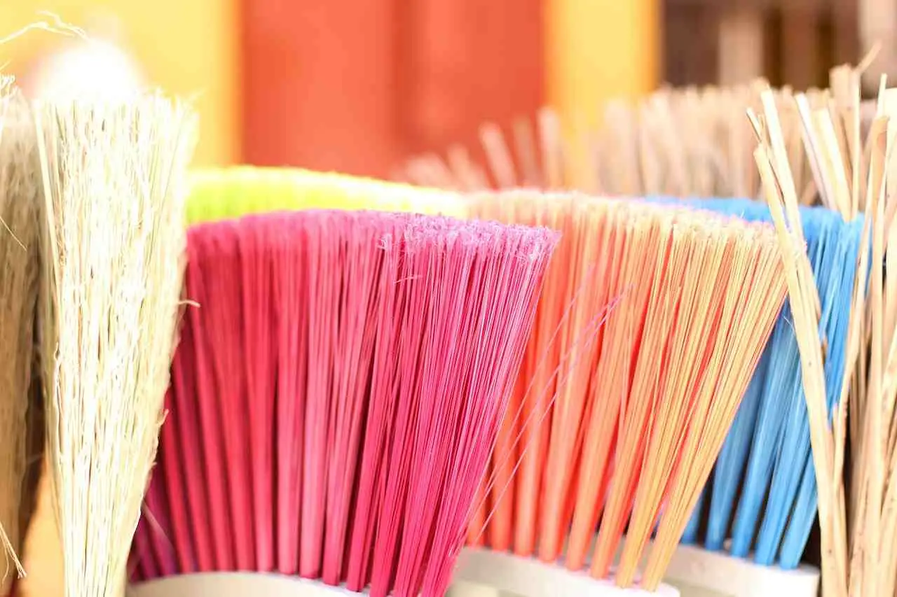 Profumare la scopa prima di usarla: il trucco casalingo per pavimenti profumati Profumare la scopa prima di usarla: il trucco casalingo per pavimenti profumati