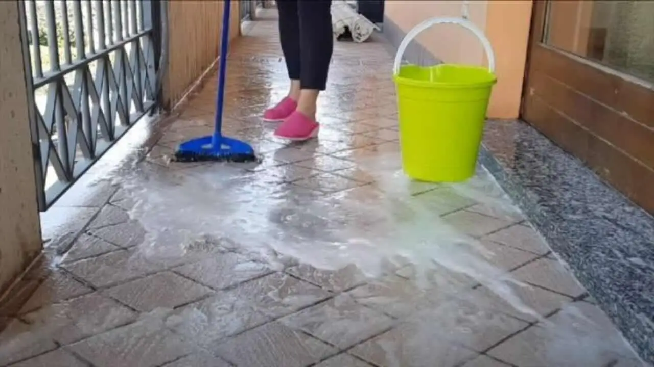 Profumare la scopa prima di usarla: il trucco casalingo per pavimenti profumati Profumare la scopa prima di usarla: il trucco casalingo per pavimenti profumati