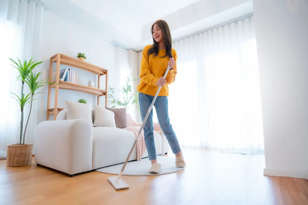 Profumare la scopa prima di usarla: il trucco casalingo per pavimenti profumati Profumare la scopa prima di usarla: il trucco casalingo per pavimenti profumati