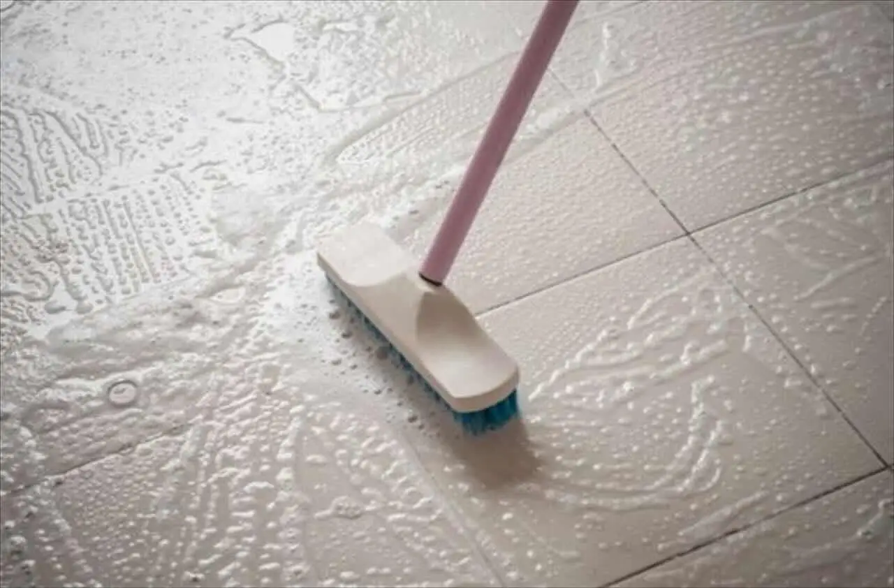 Profumare la scopa prima di usarla: il trucco casalingo per pavimenti profumati Profumare la scopa prima di usarla: il trucco casalingo per pavimenti profumati