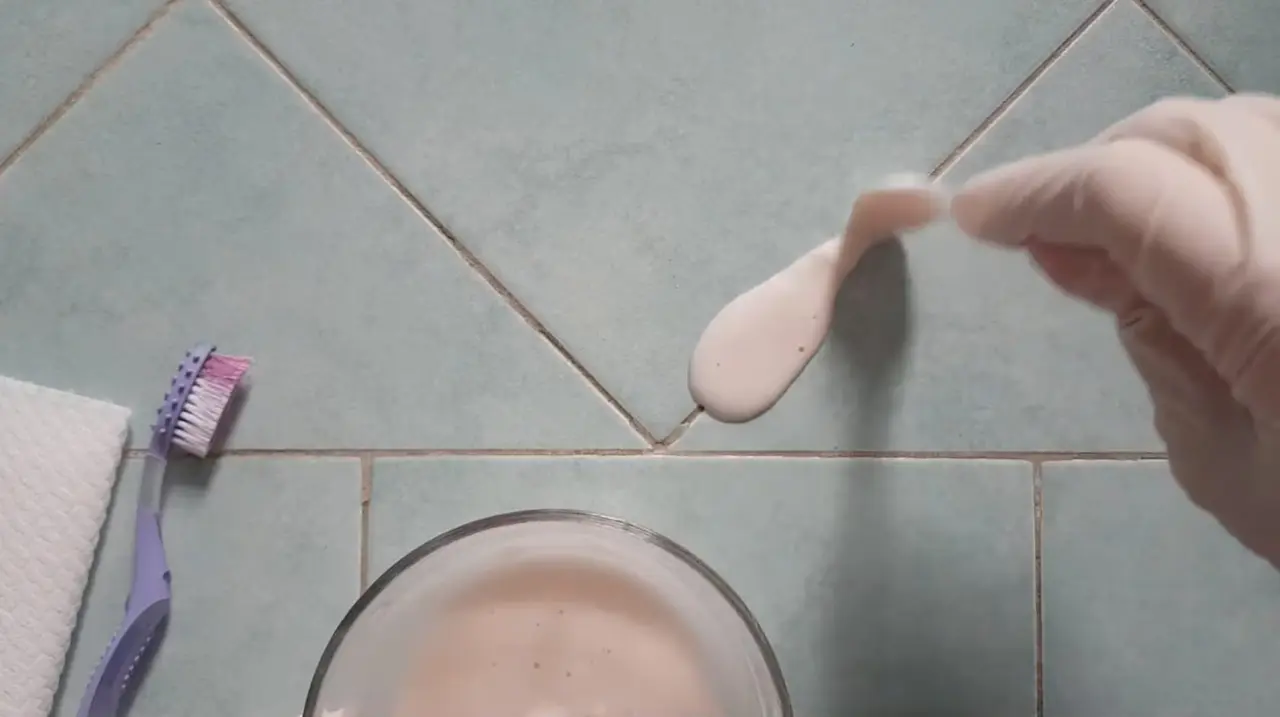 Come pulire le fughe delle piastrelle con una crema fatta in casa Come pulire le fughe delle piastrelle con una crema fatta in casa