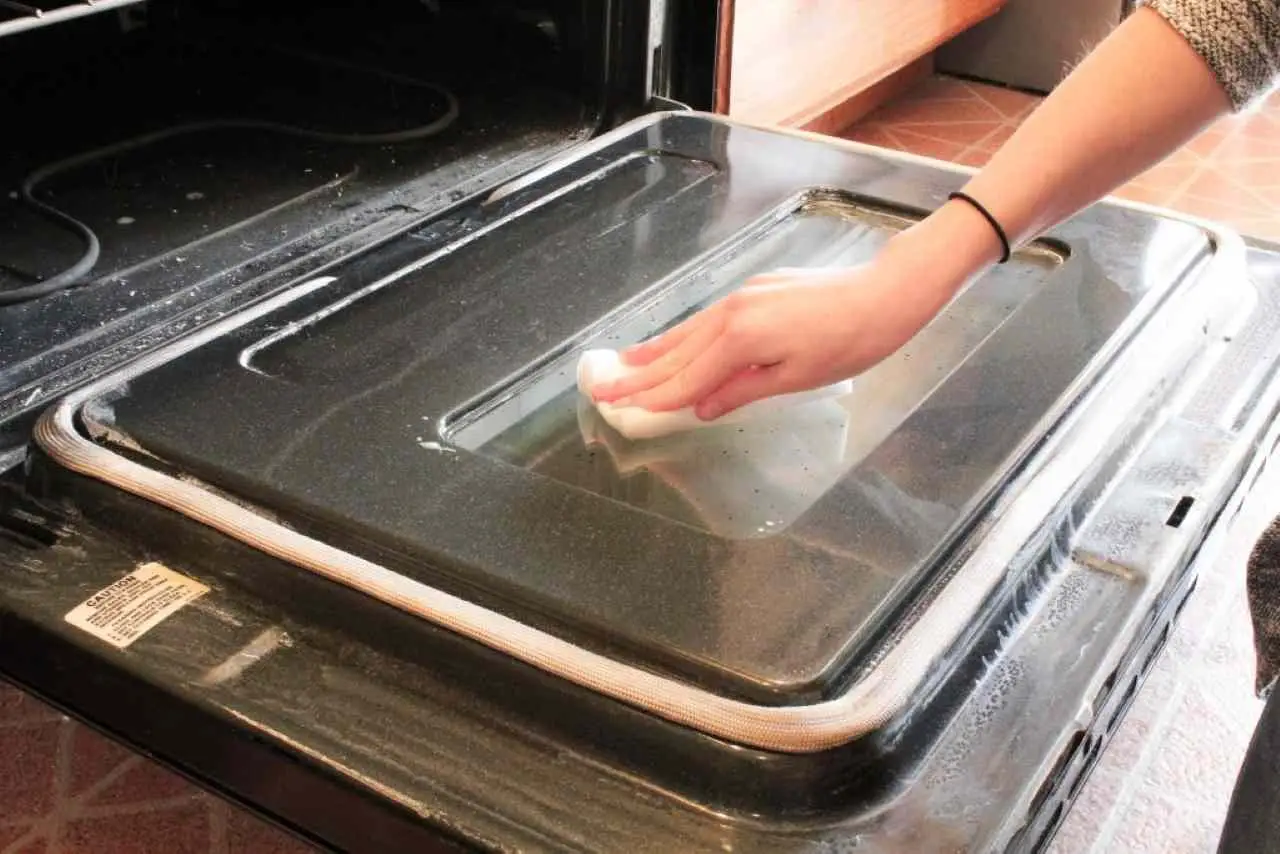 Aceto e bicarbonato nel forno: il trucco casalingo che lo fa brillare in pochi minuti Aceto e bicarbonato nel forno: il trucco casalingo che lo fa brillare in pochi minuti
