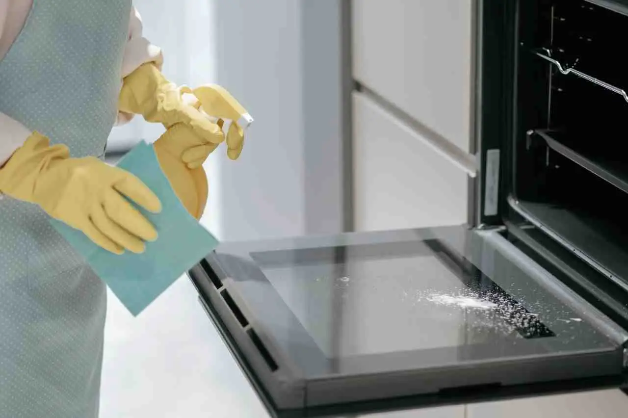 Aceto e bicarbonato nel forno: il trucco casalingo che lo fa brillare in pochi minuti Aceto e bicarbonato nel forno: il trucco casalingo che lo fa brillare in pochi minuti