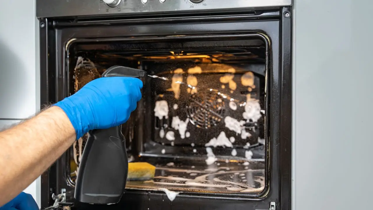 Aceto e bicarbonato nel forno: il trucco casalingo che lo fa brillare in pochi minuti Aceto e bicarbonato nel forno: il trucco casalingo che lo fa brillare in pochi minuti