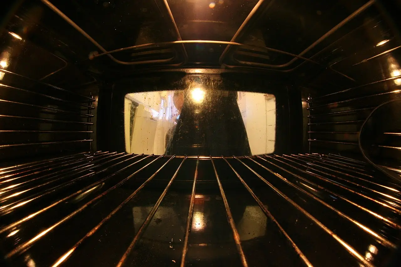 Aceto e bicarbonato nel forno: il trucco casalingo che lo fa brillare in pochi minuti Aceto e bicarbonato nel forno: il trucco casalingo che lo fa brillare in pochi minuti