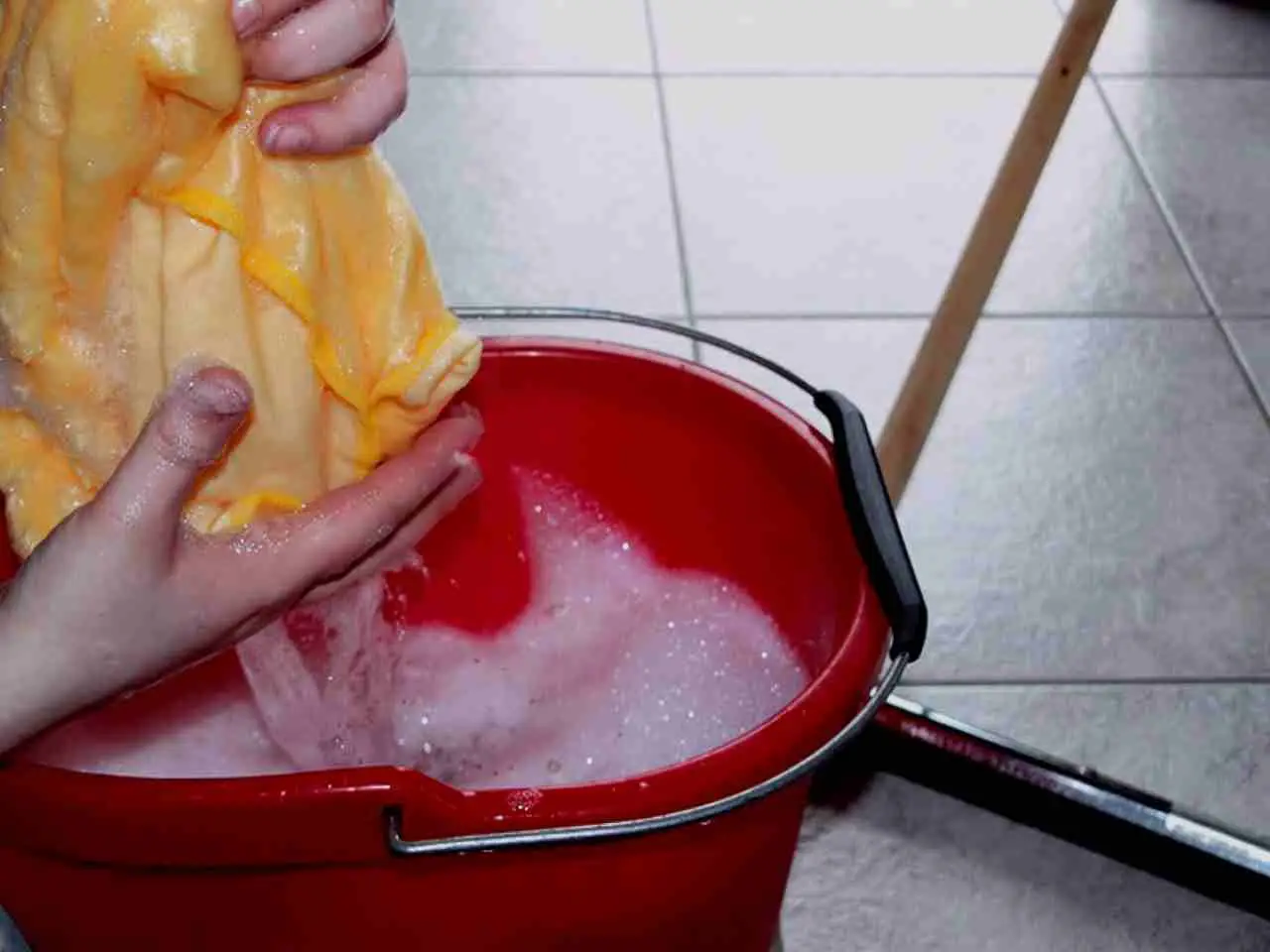 Come lucidare i pavimenti senza cere: il metodo con sapone di Marsiglia che stupisce tutti Come lucidare i pavimenti senza cere: il metodo con sapone di Marsiglia che stupisce tutti