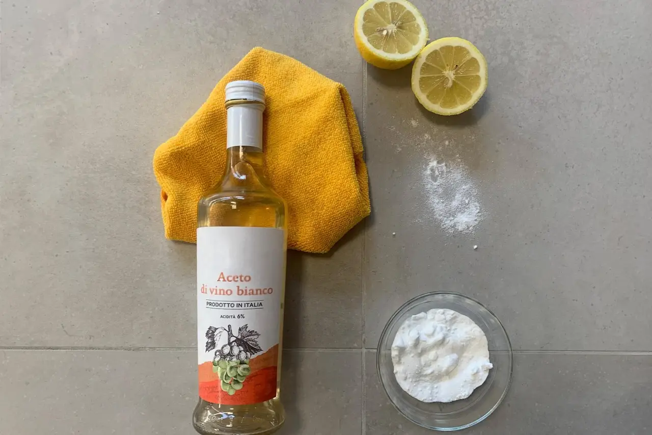 Sale e limone contro il calcare: il rimedio naturale che funziona anche nei bagni più incrostati Sale e limone contro il calcare: il rimedio naturale che funziona anche nei bagni più incrostati