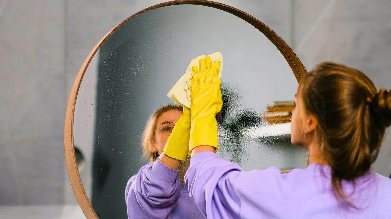 Specchi senza aloni: il trucco con tè e aceto che usavano le nostre nonne Specchi senza aloni: il trucco con tè e aceto che usavano le nostre nonne
