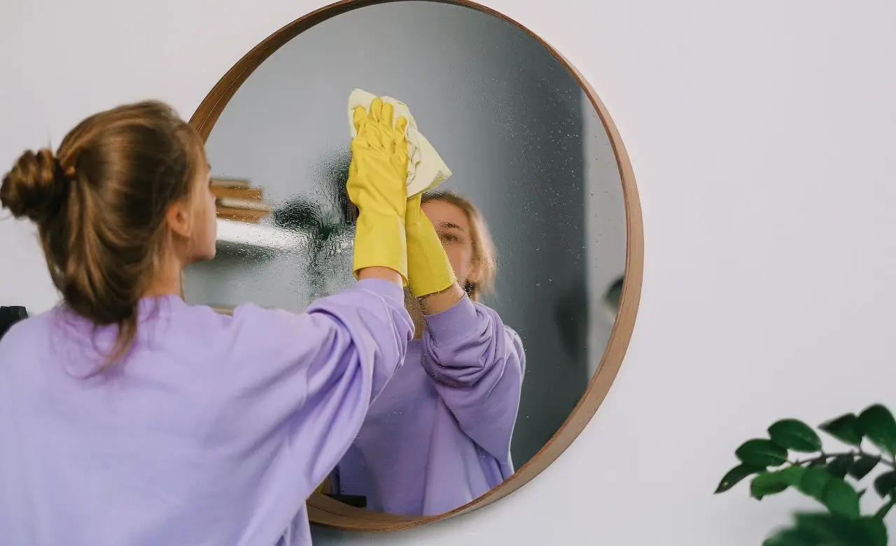 Specchi senza aloni: il trucco con tè e aceto che usavano le nostre nonne Specchi senza aloni: il trucco con tè e aceto che usavano le nostre nonne