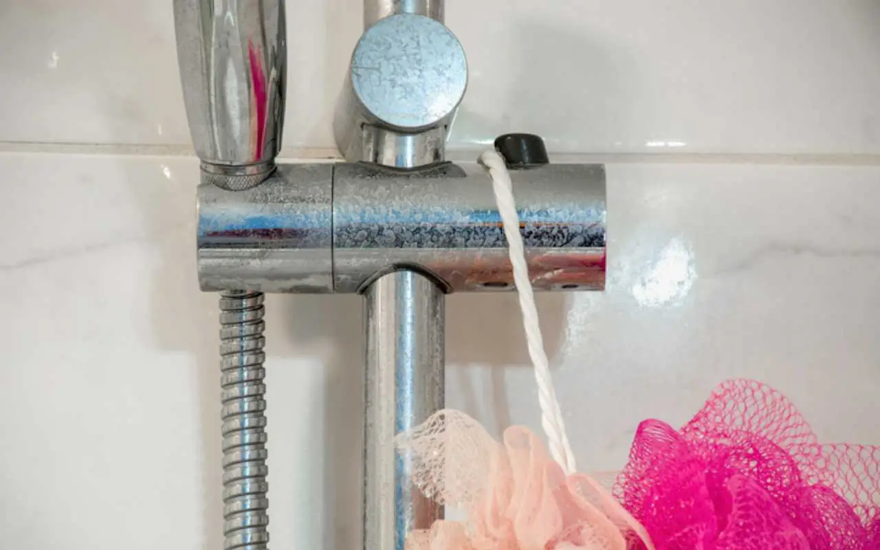 Come sbiancare i sanitari ingialliti: il metodo con acqua ossigenata che pochi conoscono Come sbiancare i sanitari ingialliti: il metodo con acqua ossigenata che pochi conoscono