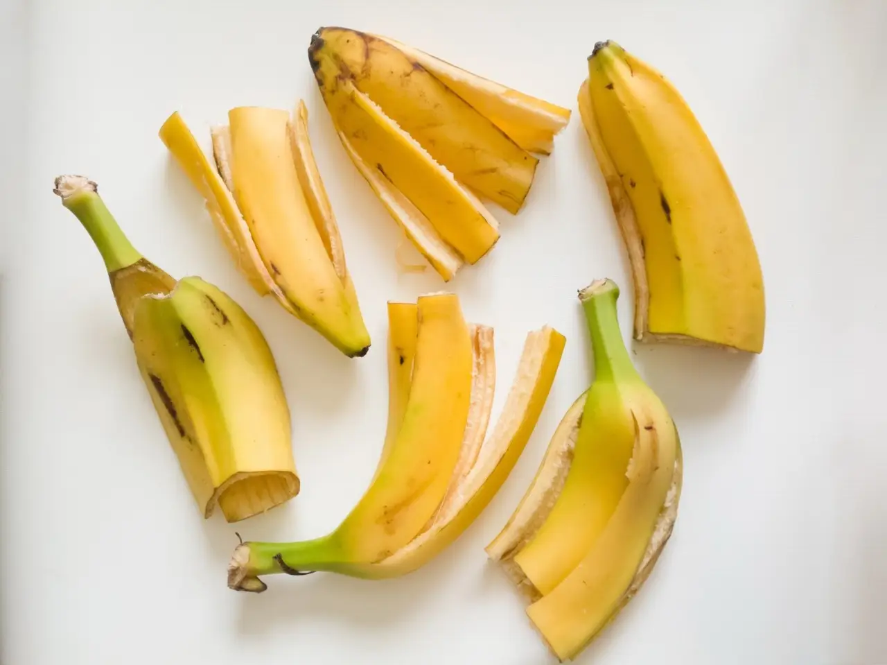 Come usare le bucce di banana per rinforzare le piante: il trucco dei giardinieri Come usare le bucce di banana per rinforzare le piante: il trucco dei giardinieri