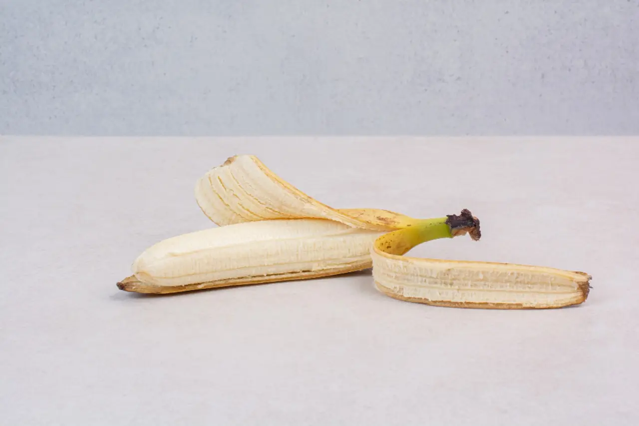 Come usare le bucce di banana per rinforzare le piante: il trucco dei giardinieri Come usare le bucce di banana per rinforzare le piante: il trucco dei giardinieri