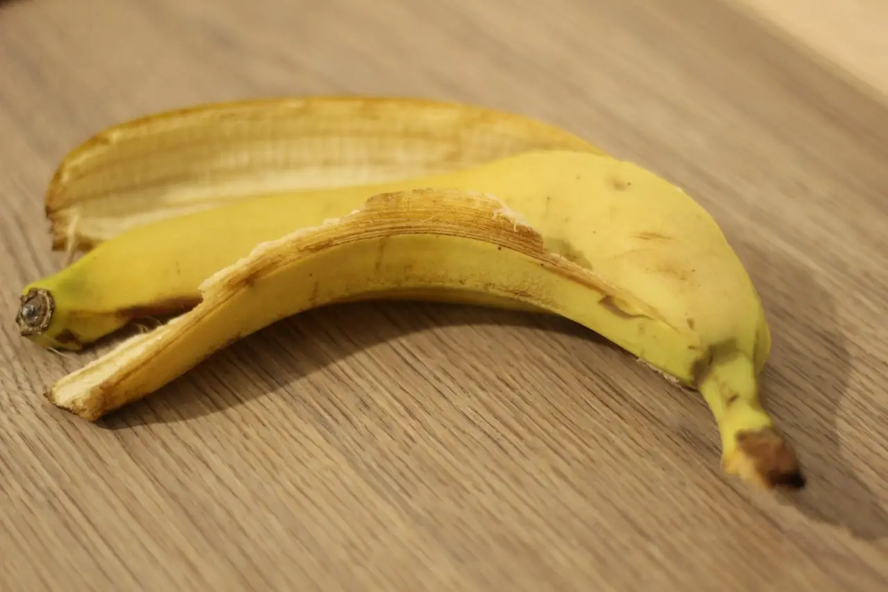 Come usare le bucce di banana per rinforzare le piante: il trucco dei giardinieri Come usare le bucce di banana per rinforzare le piante: il trucco dei giardinieri