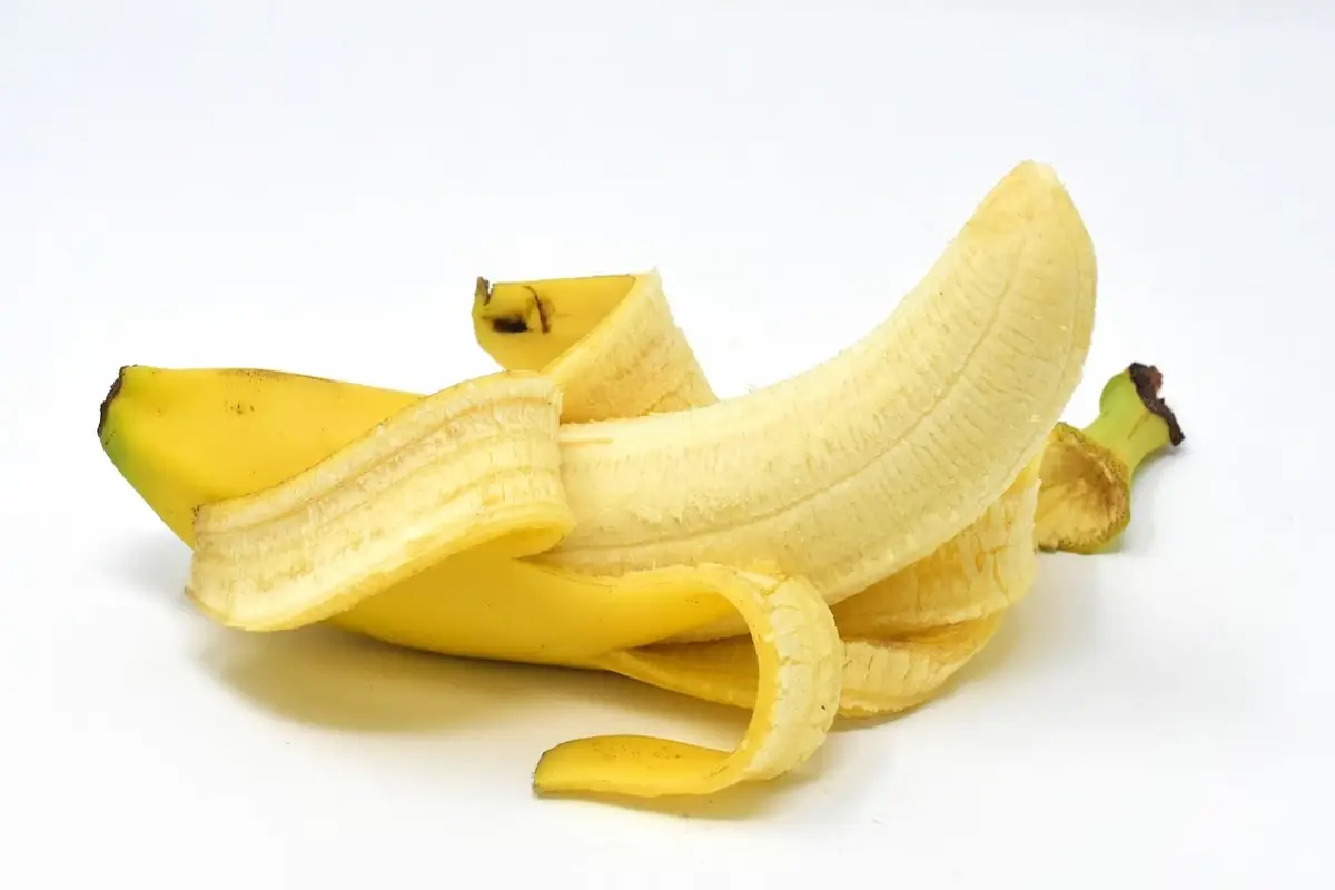 Come usare le bucce di banana per rinforzare le piante: il trucco dei giardinieri Come usare le bucce di banana per rinforzare le piante: il trucco dei giardinieri