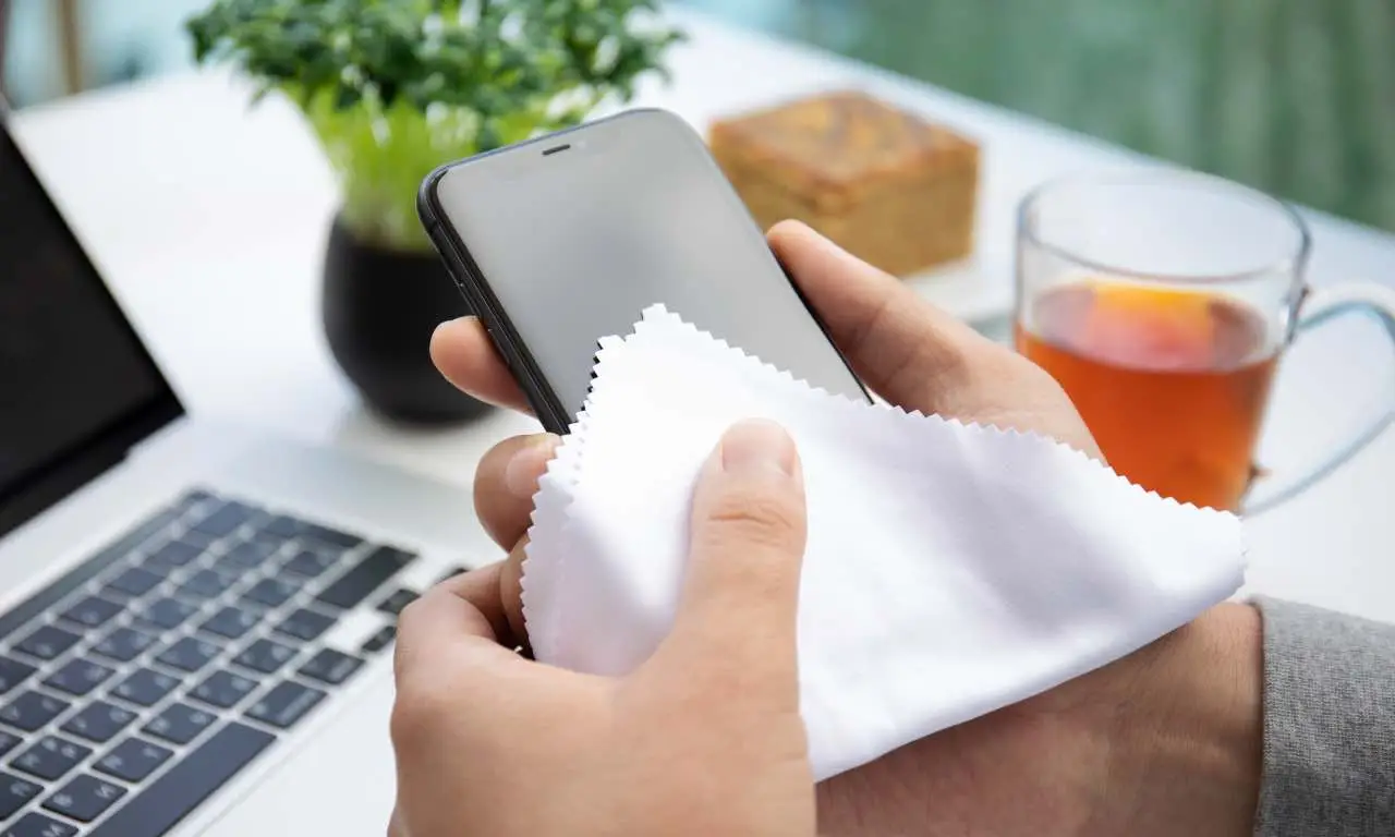 Vuoi un mobile lucido senza rischi per la salute? Usa questo trucco semplice ed efficace Vuoi un mobile lucido senza rischi per la salute? Usa questo trucco semplice ed efficace