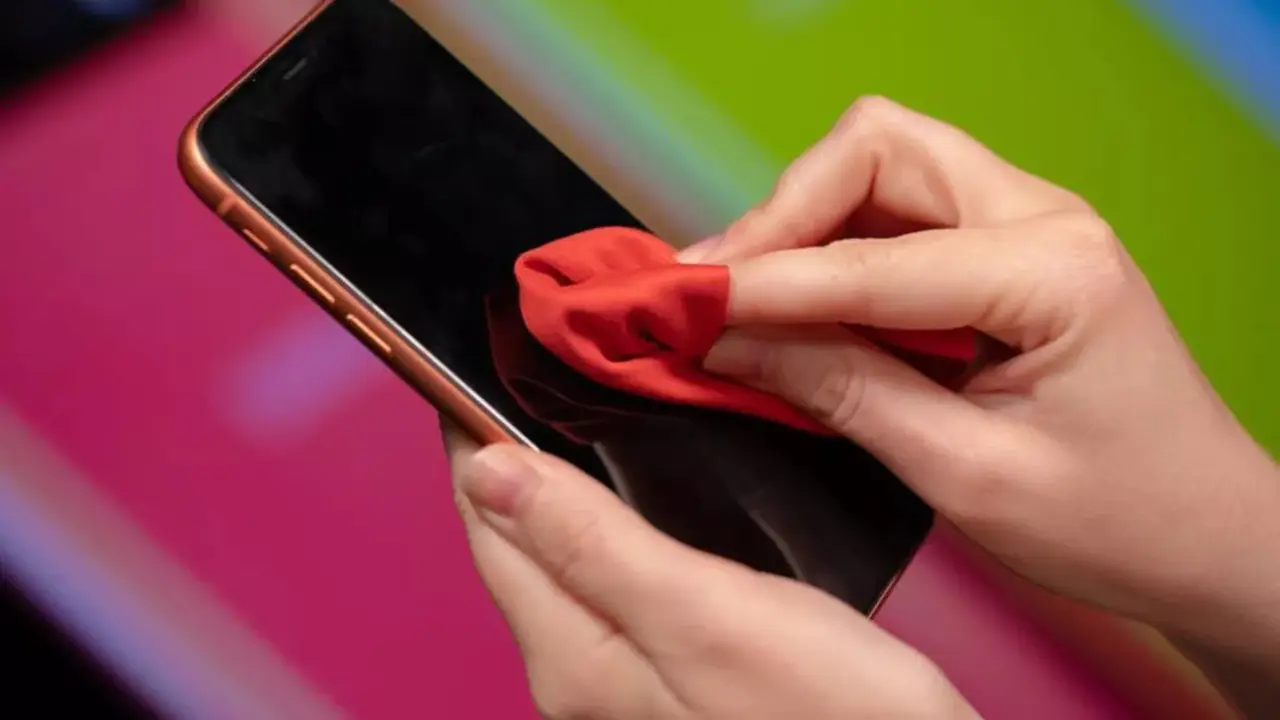 Vuoi un mobile lucido senza rischi per la salute? Usa questo trucco semplice ed efficace Vuoi un mobile lucido senza rischi per la salute? Usa questo trucco semplice ed efficace
