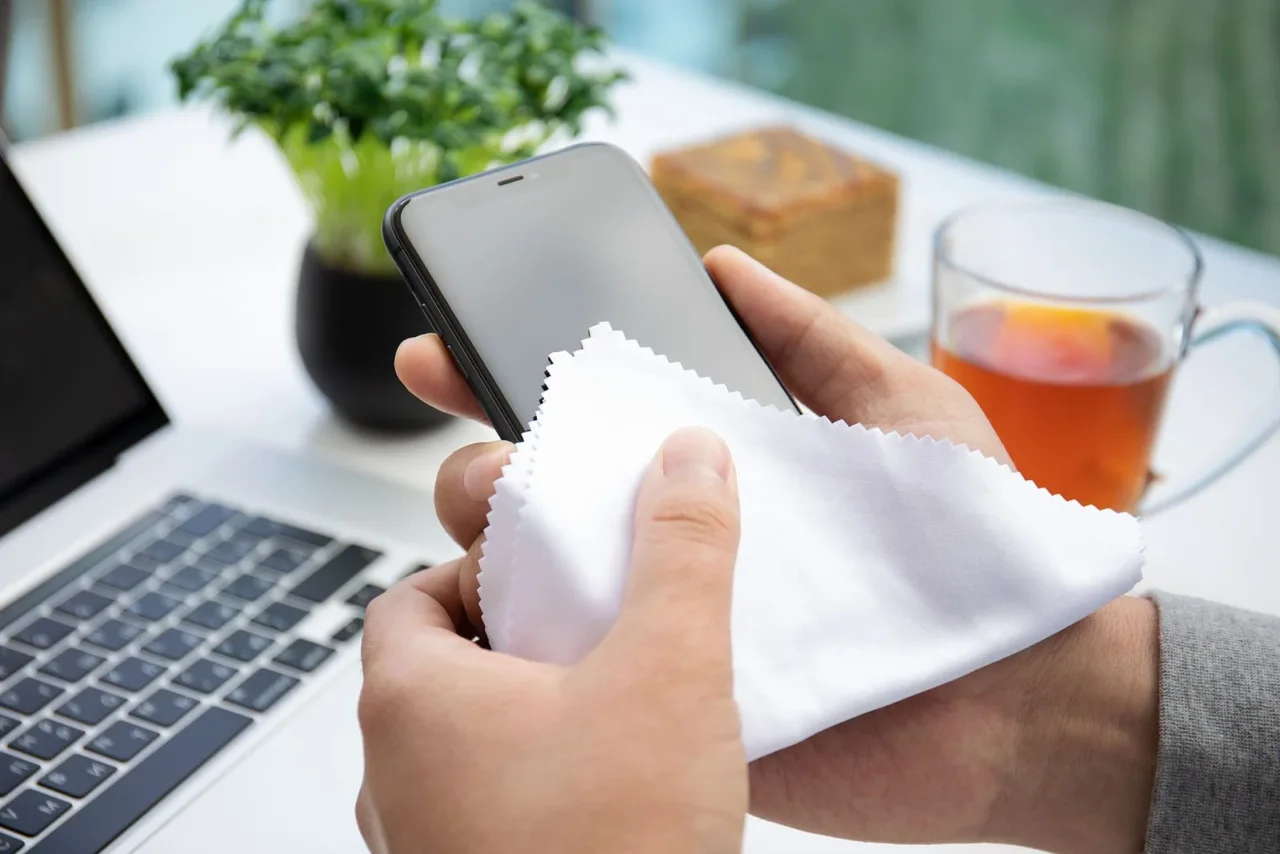 Vuoi un mobile lucido senza rischi per la salute? Usa questo trucco semplice ed efficace Vuoi un mobile lucido senza rischi per la salute? Usa questo trucco semplice ed efficace