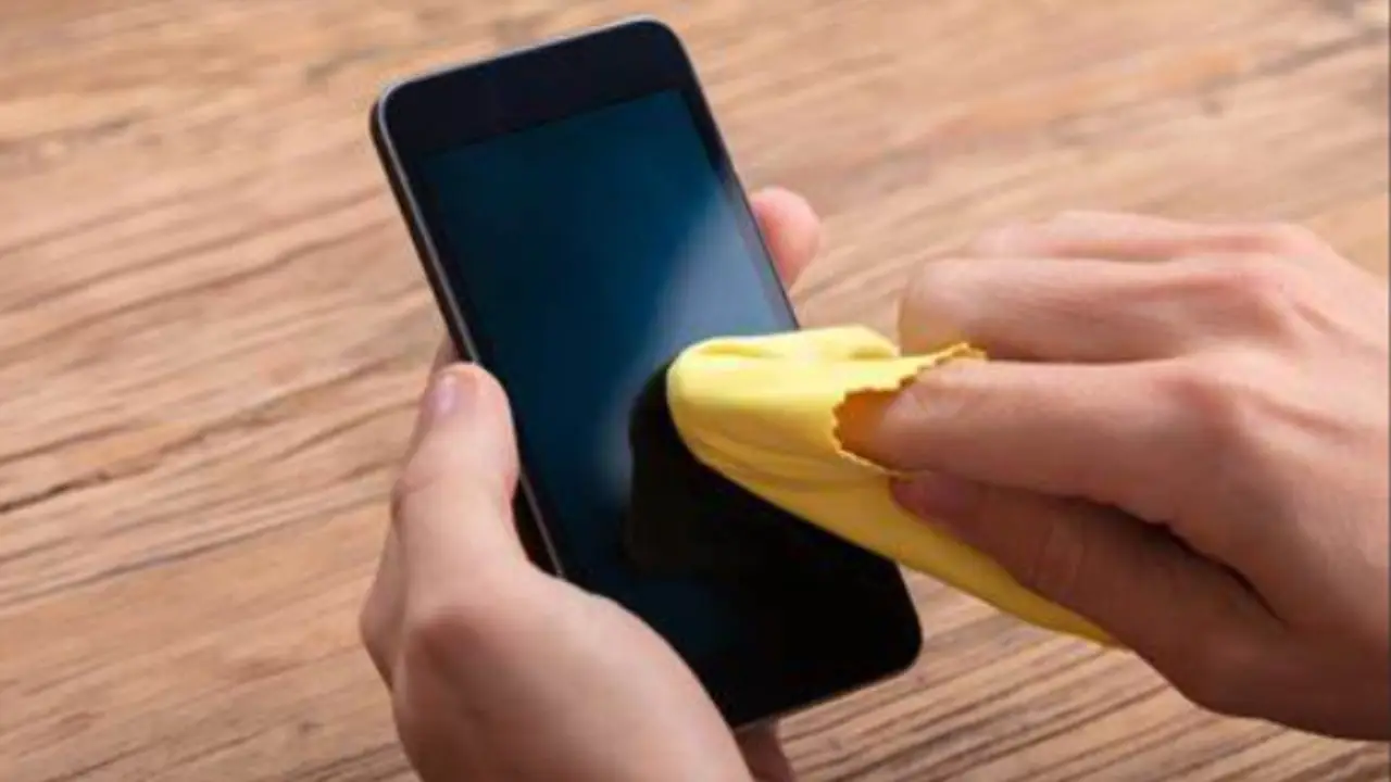 Vuoi un mobile lucido senza rischi per la salute? Usa questo trucco semplice ed efficace Vuoi un mobile lucido senza rischi per la salute? Usa questo trucco semplice ed efficace