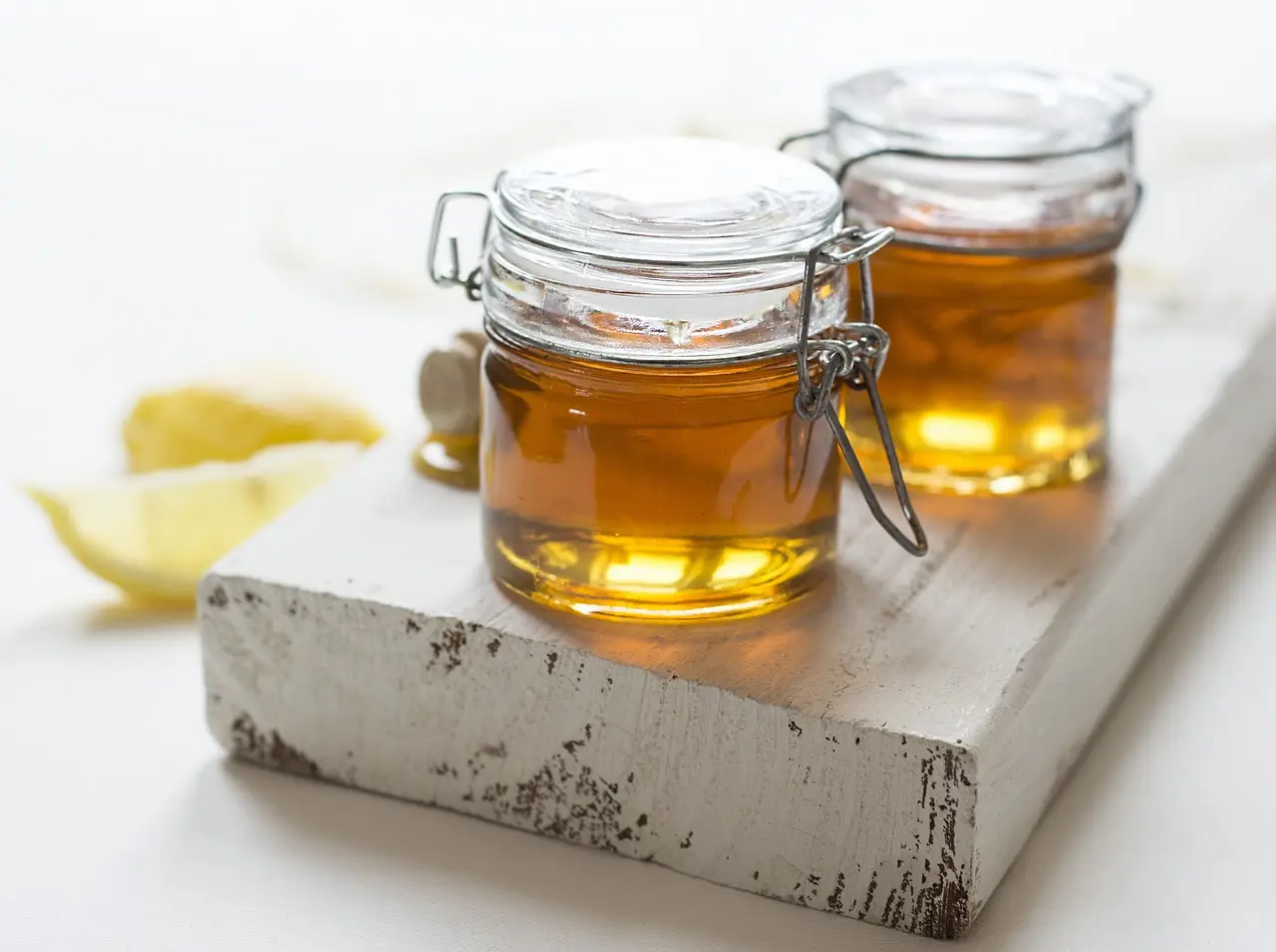 Scopri come l’unione di miele e olio nutre e protegge a lungo tutte le superfici lignee Scopri come l’unione di miele e olio nutre e protegge a lungo tutte le superfici lignee