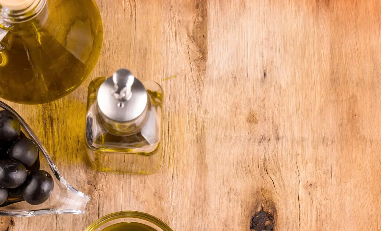 Scopri come l’unione di miele e olio nutre e protegge a lungo tutte le superfici lignee Scopri come l’unione di miele e olio nutre e protegge a lungo tutte le superfici lignee