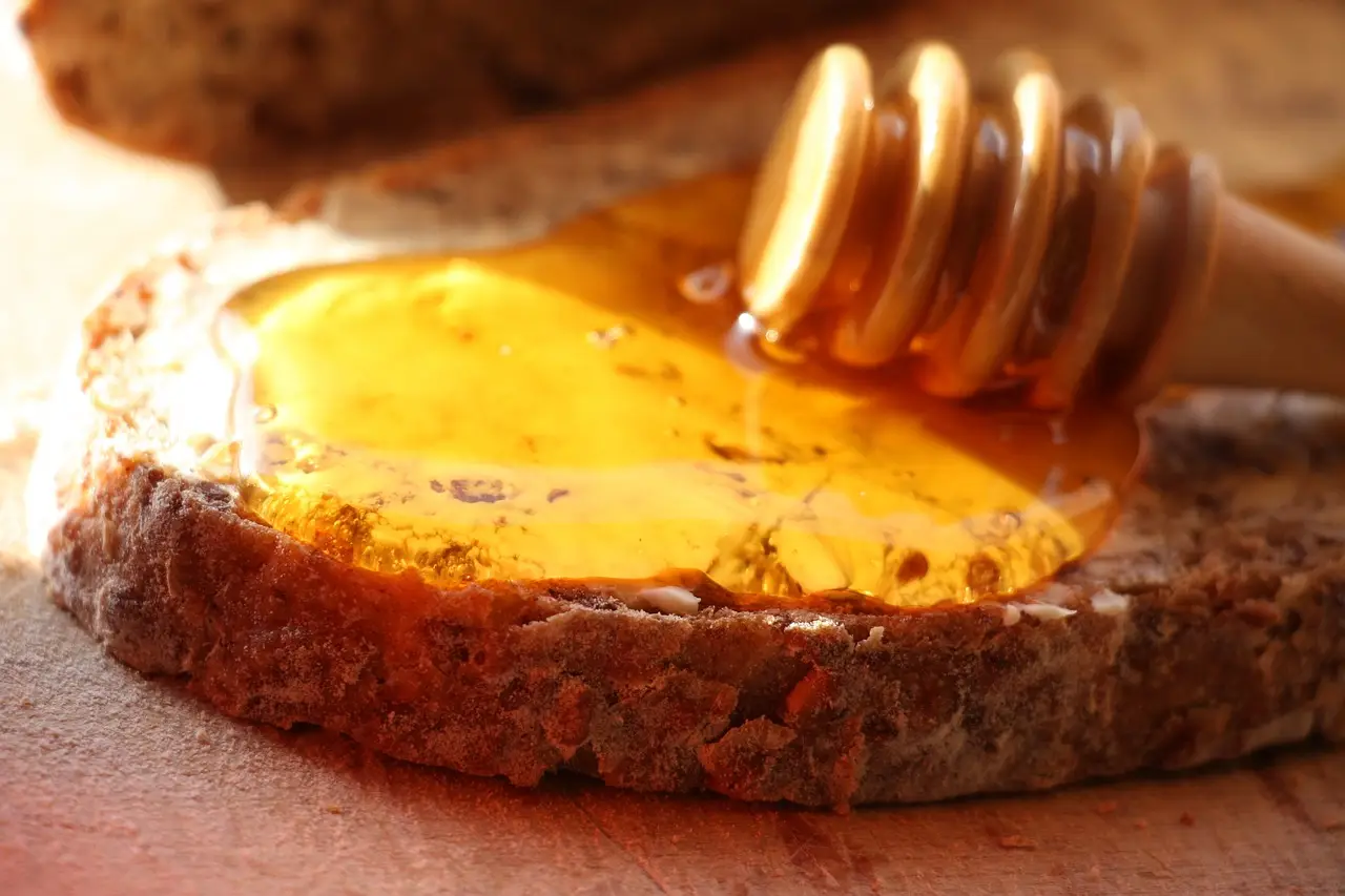 Scopri come l’unione di miele e olio nutre e protegge a lungo tutte le superfici lignee Scopri come l’unione di miele e olio nutre e protegge a lungo tutte le superfici lignee