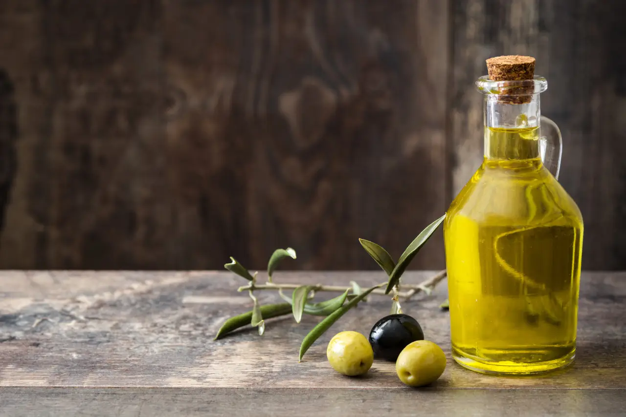 Applica questo trucco della nonna con olio d’oliva per risultati visibili in un solo passaggio Applica questo trucco della nonna con olio d’oliva per risultati visibili in un solo passaggio