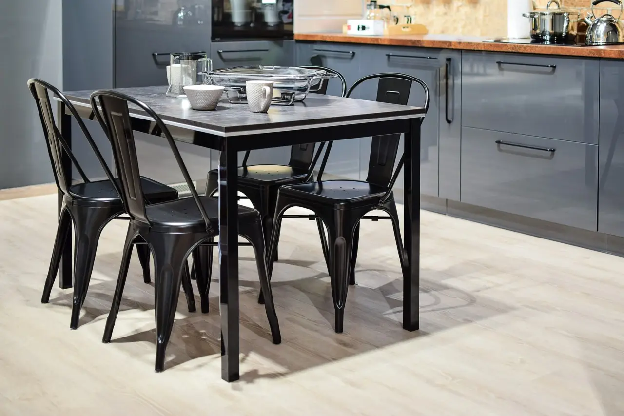 Tavoli e sedie in legno opachi? Scopri subito cosa usare per lucidarli efficacemente Tavoli e sedie in legno opachi? Scopri subito cosa usare per lucidarli efficacemente
