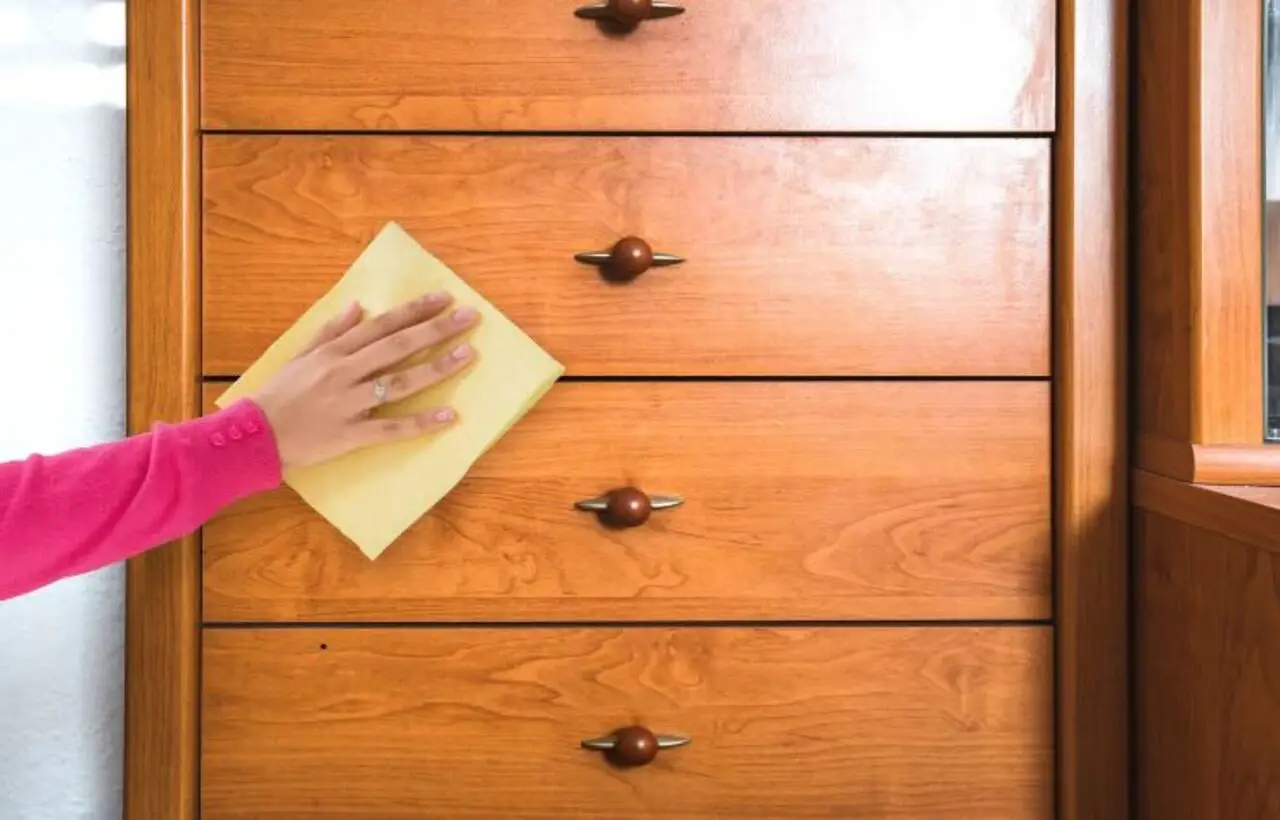 Fai risplendere subito porte e pavimenti in legno con una miscela naturale facile Fai risplendere subito porte e pavimenti in legno con una miscela naturale facile