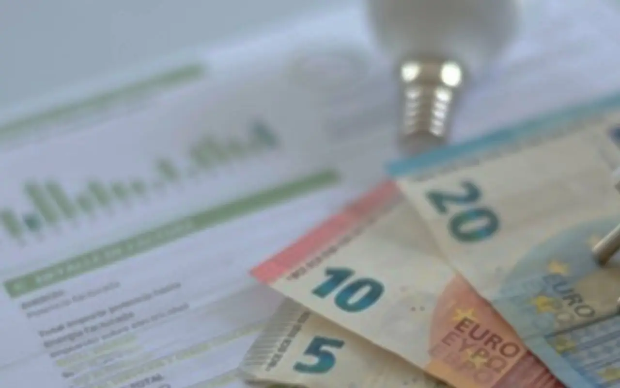 Risparmia subito sulle bollette estive: le 3 abitudini che funzionano davvero Risparmia subito sulle bollette estive: le 3 abitudini che funzionano davvero